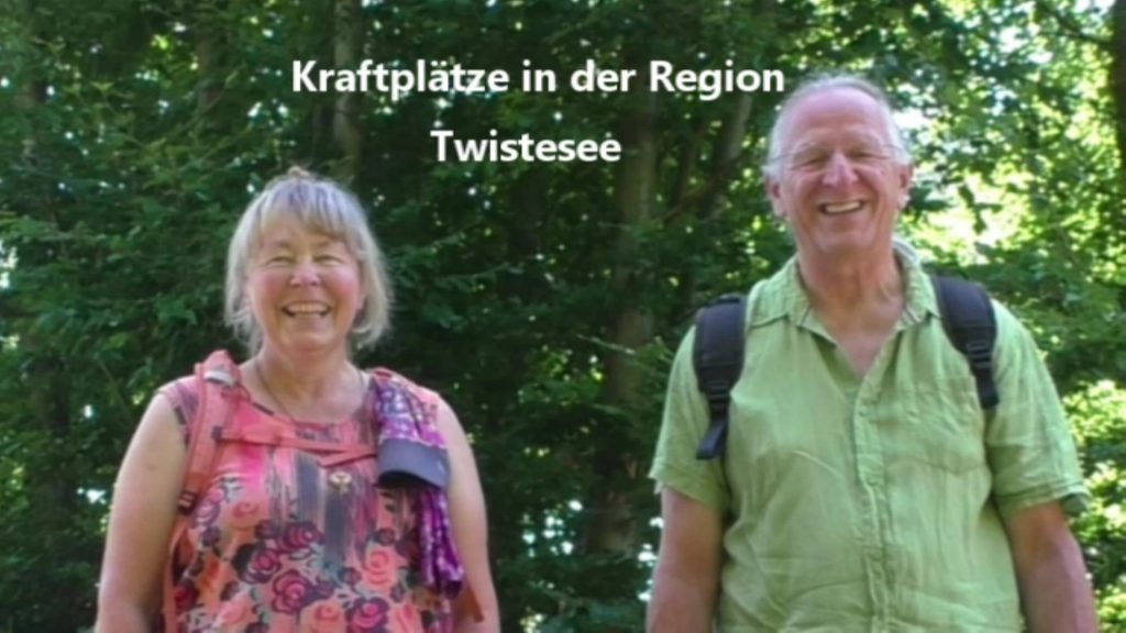 Smiling couple standing in a leafy outdoor setting, with the overlay text 'Kraftplätze in der Region Twistesee'.